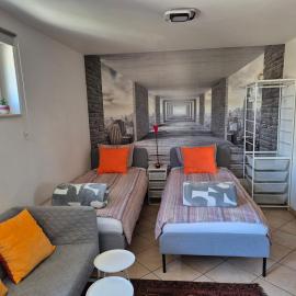 Studio équipé Brussels, hotel in Sint-Pieters-Leeuw