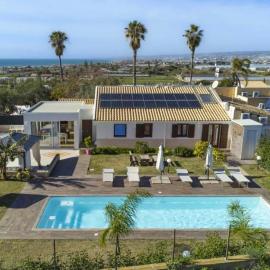 Villa Alicudi - Luxury Seaside con Piscina, hotelli Cava dʼAligassa