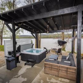 Black Tie Affair - Eloquent Riverfront Experience, hotel in New Richmond