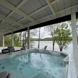 Stargazers' Retreat A Tiny Home on the Riverside, hotel in New Richmond