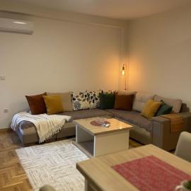 Ahmet Pasha apartments ne qender te Pejes me nji dhom te fjetjes e sallon qe i ka dy shtreter
