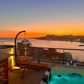 Trihouse Douro and Sea View - jacuzzi only in Room 4 - Jacuzzi apenas no quarto 4, hotel in Vila Nova de Gaia