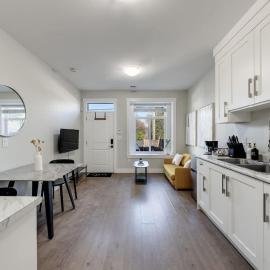 Private Entrance Suite Near Deer Lake & Metro, hotel din Burnaby