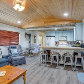 1 Mi to Festivals! Grand Isle Getaway w/ Deck, hotel u gradu 'Grand Isle'