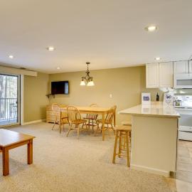 All-Season Lake Wallenpaupack Condo w/ Views, hotel sa Greentown