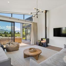 Te Maunga Retreat | Views, Space & Near Ski Fields, hotel in Frankton