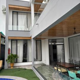 Eden House - Villa Duplex de Prestige avec Piscine et Jacuzzi à Saly St Joseph, hotel en Mbour