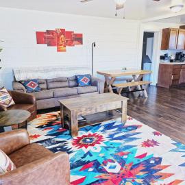 3Bd, King, Brkfst, Large TVs, WD, Sleeps 11, BBQ, hotel i Page