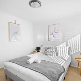 Luxe Retreat - 3BR - Free Parking - Near Station, hotel in Holroyd