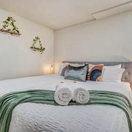 Quiet Basement Retreat | King Bed, Firepit, Yard