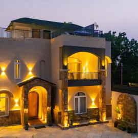 Vaikunth Villa 3-BHK Getaway with Rooftop Pool, Sit-out Area, Jacuzzi, Scenic Lake & Hill Views, Hotel in Chirwa