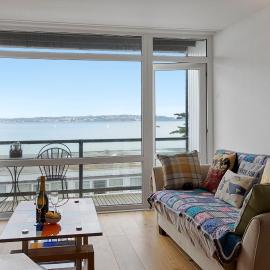 Seaside Rendezvous - Sleeps 7, Sea Views & Parking, hotel in Brixham