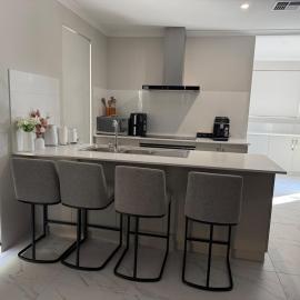 Wellard Nest- Perth- Newly built house, walk to the shops and train station- Close to Rockingham and motorplex, hotel in Wellard