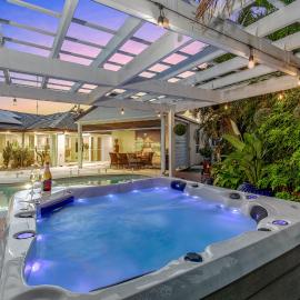Luxury Mooloolaba Retreat with Spa & Pool, hotel Mooloolabában