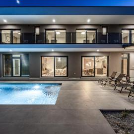Casa Carla near Medulin for 10 persons with 48 m2 heated pool and beautiful sea view - pet friendly, hotel in Ližnjan