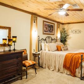 Villa Serena Tuscan Theme home with a HIDDEN lounge, fire pit, lawn games, creek