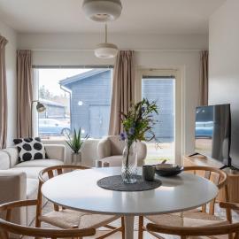 Stylish two-storey home, parking and sauna, hotel in Hämeenlinna