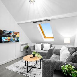 Modern Apartment - Accommodates 4 - On Street Parking - Neftlix 2CR