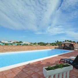 Beautiful Apartment In Nin With Swimming Pool, hotel a Nin