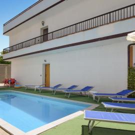 Lovely Apartment In Palmi With Swimming Pool, hotel in Palmi