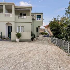 Beautiful Apartment In Duce With Wifi