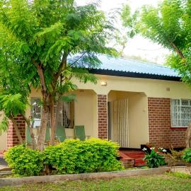 The Bay Cottage 4BR Retreat in Cape Maclear, hotel in Cape Maclear