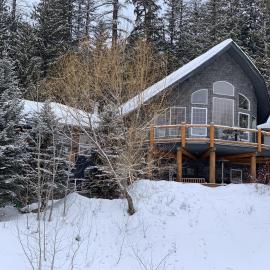 Snowed Inn Chalet by Fernie Central Reservations Right on the Slopes, hotel u gradu 'Fernie'