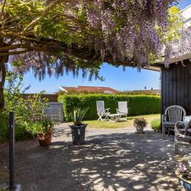 Lovely Summerhouse By The Beach, hotell i Karrebæksminde