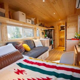 Rainbow TinyHome W View & Hot Tub near Hot Springs, hotel u gradu Arroyo Hondo