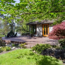 Luxe Beachfront, Hot Tub, Kayaking, Walk to Town, Hotel in Eastsound