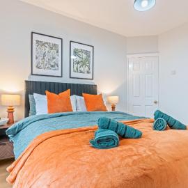 #92 Stylish 3 bedroom home - 10 mins to Coventry Transport Museum - Sleeps 7- "Perfect for Contractors and Families - Free Parking", hotel din Allesley