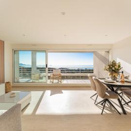 Appartement Vue Mer Panoramique au calme - Parking, hotel in Bandol