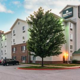HomeTowne Studios & Suites by Red Roof Bentonville、ベントンビルのホテル