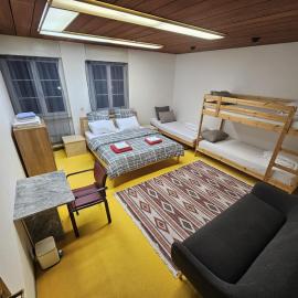 Mars - Private Room with Shared Kitchen Shower and Toilet - Chur Old Town, отель в Куре