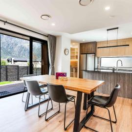 Remarkable Cross Road Retreat, hotel in Frankton