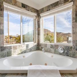Santuario - 40 acres, EV, hot tub, pool, pizza oven: Joshua Tree şehrinde bir otel
