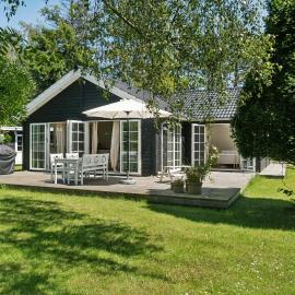 Wooden House With Relaxing Atmosphere, hotel a Yderby