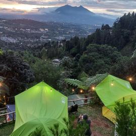 Zoya Hills Glamping, hotel a Pondok Cipaseban