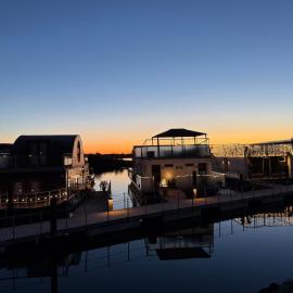 5-star houseboat of 125 m2 with its own bathing jetty, hotel di Nykobing Sjaelland