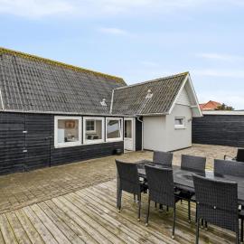Nice Home In Thyborøn With Wifi, hotel u gradu Thyborøn