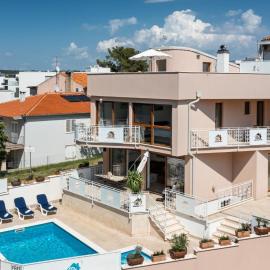 Villa Alte Muhle with pool and jacuzzi in Novigrad, hotel i Novigrad