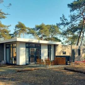 Rustig boshuisje met privé hottub midden in de natuur, hotel Haarle városában