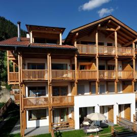Alma Apartments, hotelli kohteessa Luson