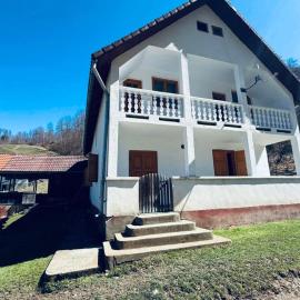 Cabana Valea Lungă، فندق في Telcişor