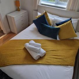 Cosy cottage perfect for a family of 4 with Free Parking โรงแรมในอีสต์โมลเซย์