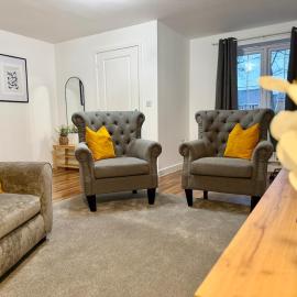 4 Bed - Parking - Fast WiFi - Desk - M6 M61 links - Pets, hotelli kohteessa Leyland