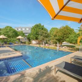 Perennial Resort, hotel in Nai Yang Beach