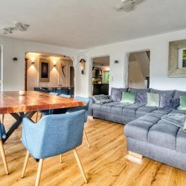 Große Wohnung am Wald mit Aussicht, Sauna, Kaminofen, Grill, hotel in Triberg