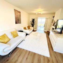 4BR RetreatII Modern Home II Long stays available, hótel í Tilbury