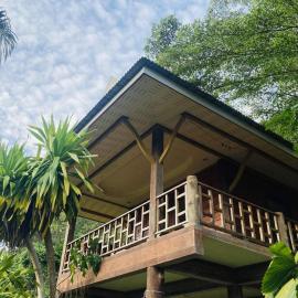 Pizza classic resort kohjum, hotel in Ban Ko Phrao